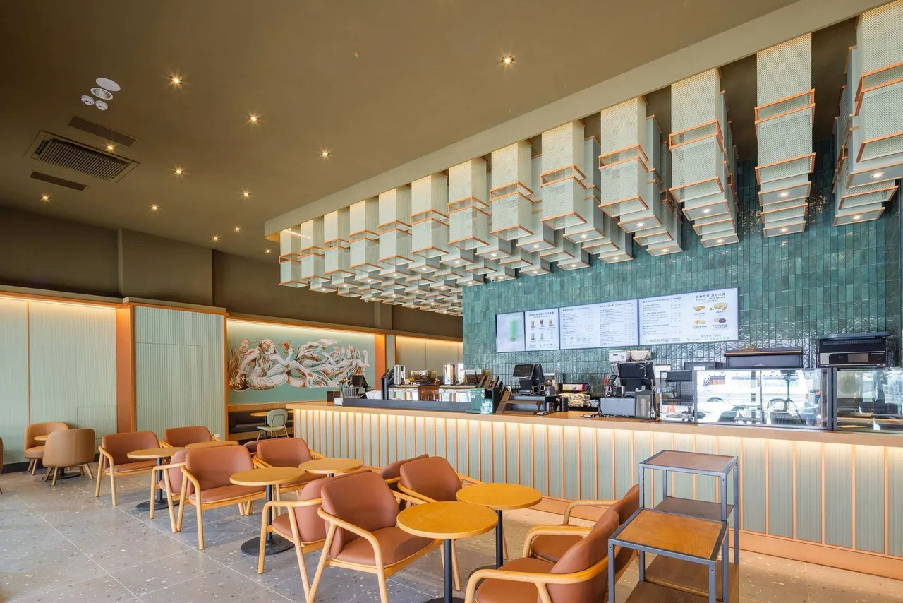 台超商设充电机器人 手机App呼叫 为电动车充电