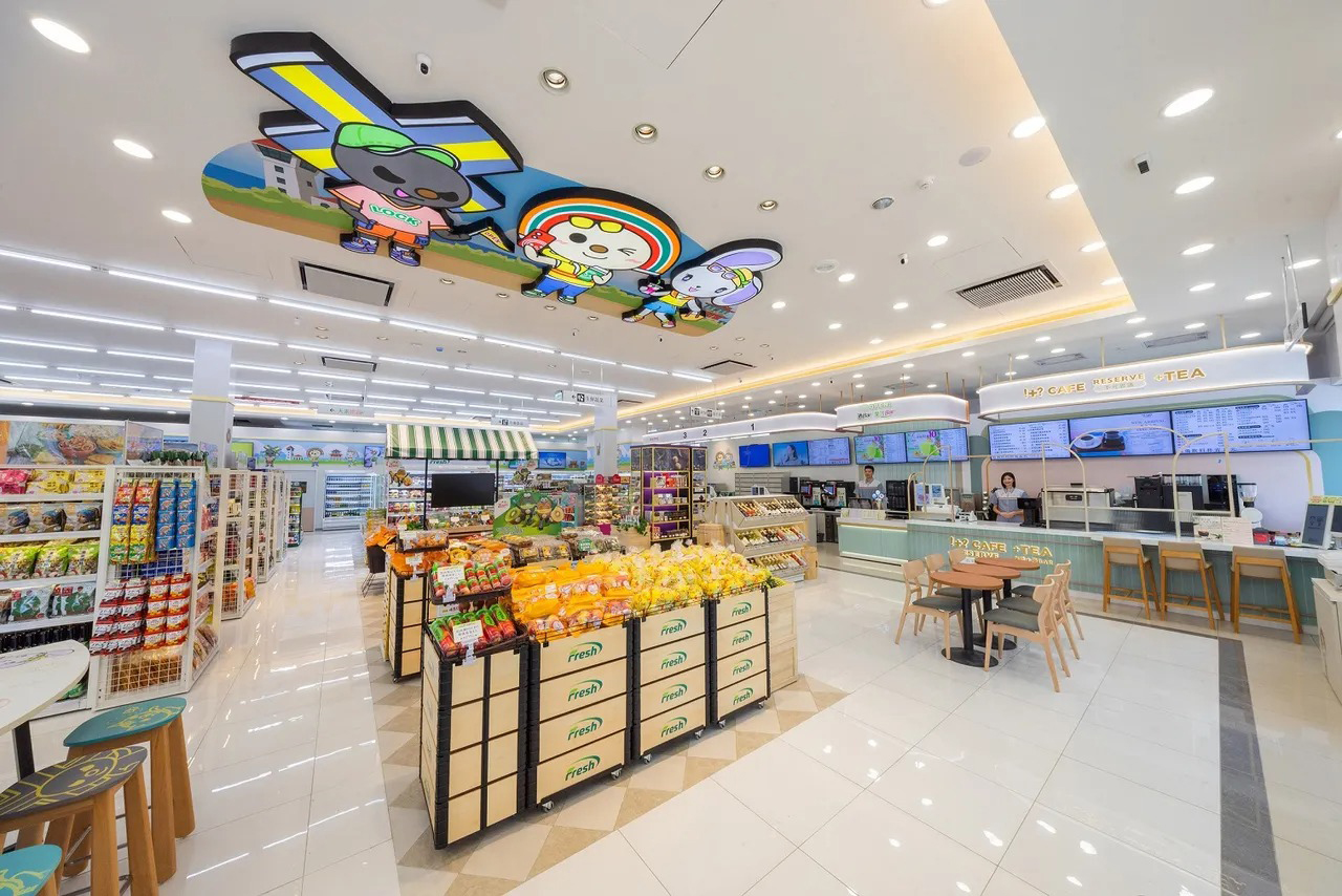 台超商设充电机器人 手机App呼叫 为电动车充电