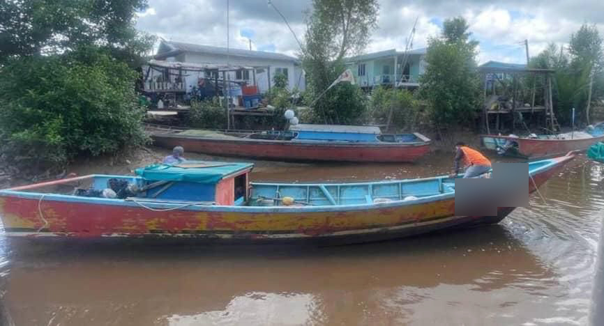 出海捕鱼遇巨浪 父溺毙 2儿获救