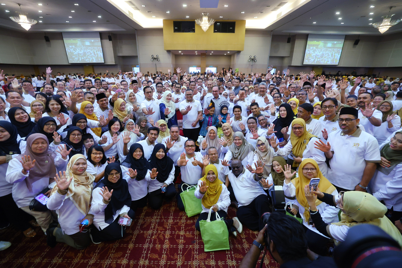 安华、阿米鲁丁和法丽娜西迪与一众教专会员合影。