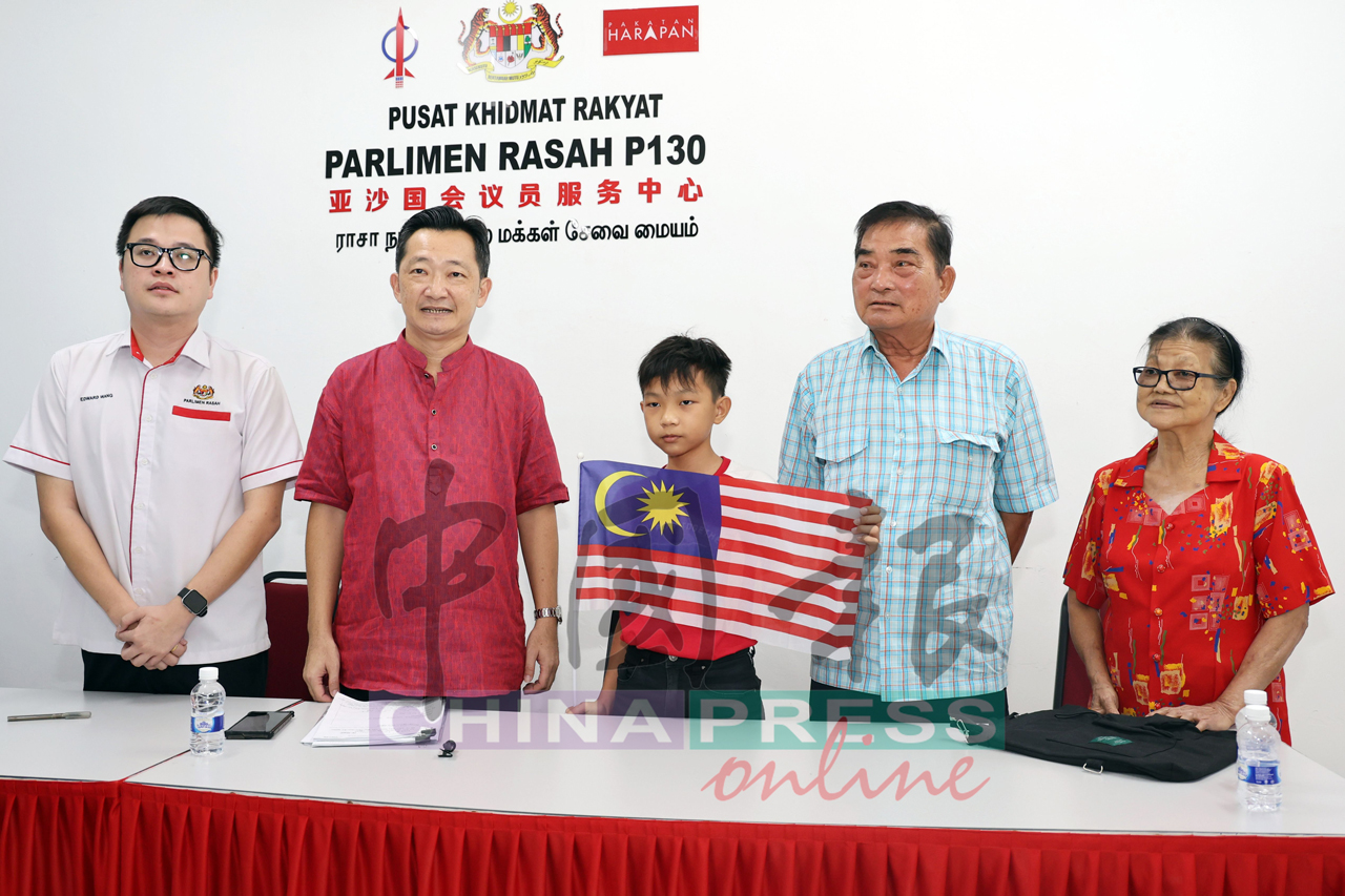 孙子遭遗弃 祖父母“领养” 13年了终获公民权