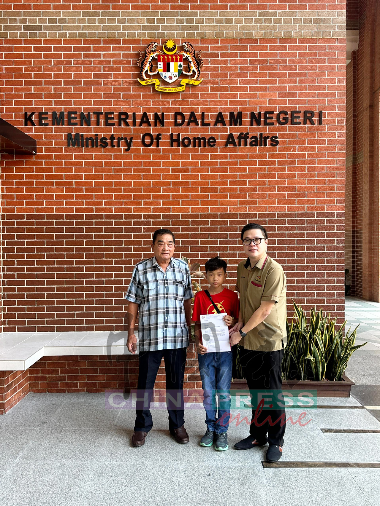 孙子遭遗弃 祖父母“领养” 13年了终获公民权