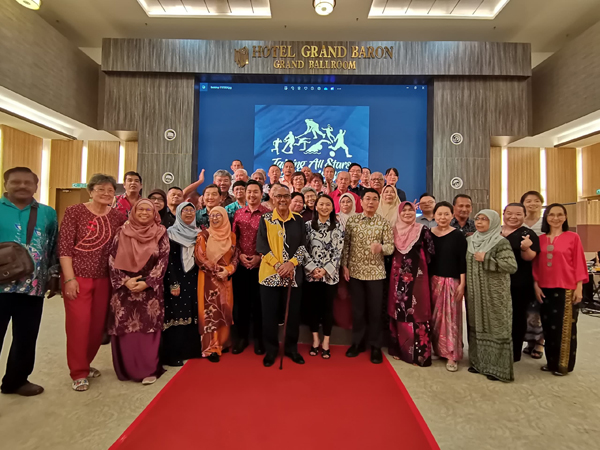 杨巧双（前排右7）在聚餐晚宴上与前运动员及嘉宾合照，感谢他们为国家作出的贡献，右6及右8分别霹州议员郑国霖及拉律峇登司南马县酋长拿督斯里旺莫哈末依沙。

