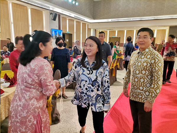 杨巧双（中）抵步会场时，与出席者握手示好，右为霹州行政议员郑国霖。