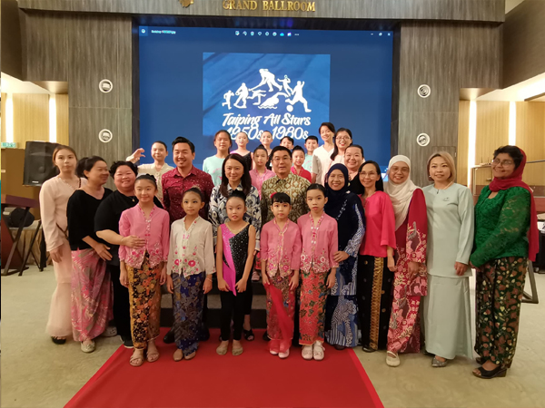 杨巧双（第2排中）与韵律操女运动员及领导人合照。

