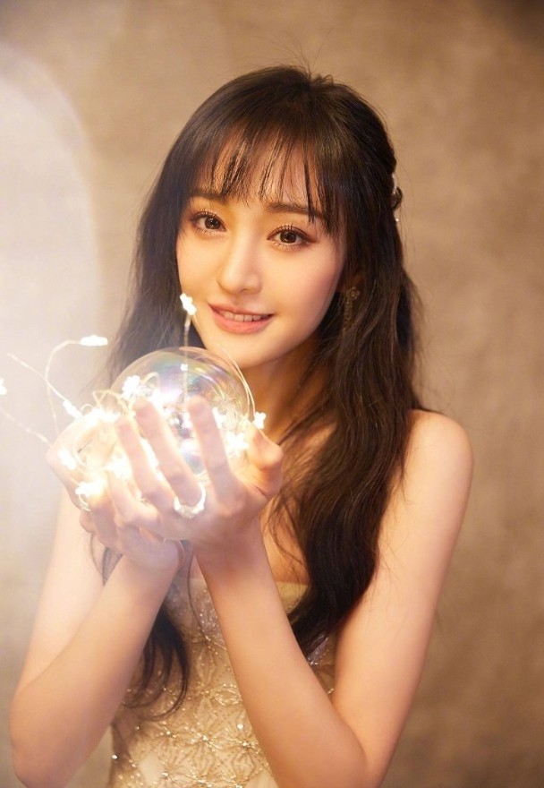 郑爽早前被判暂无财产可供执行。