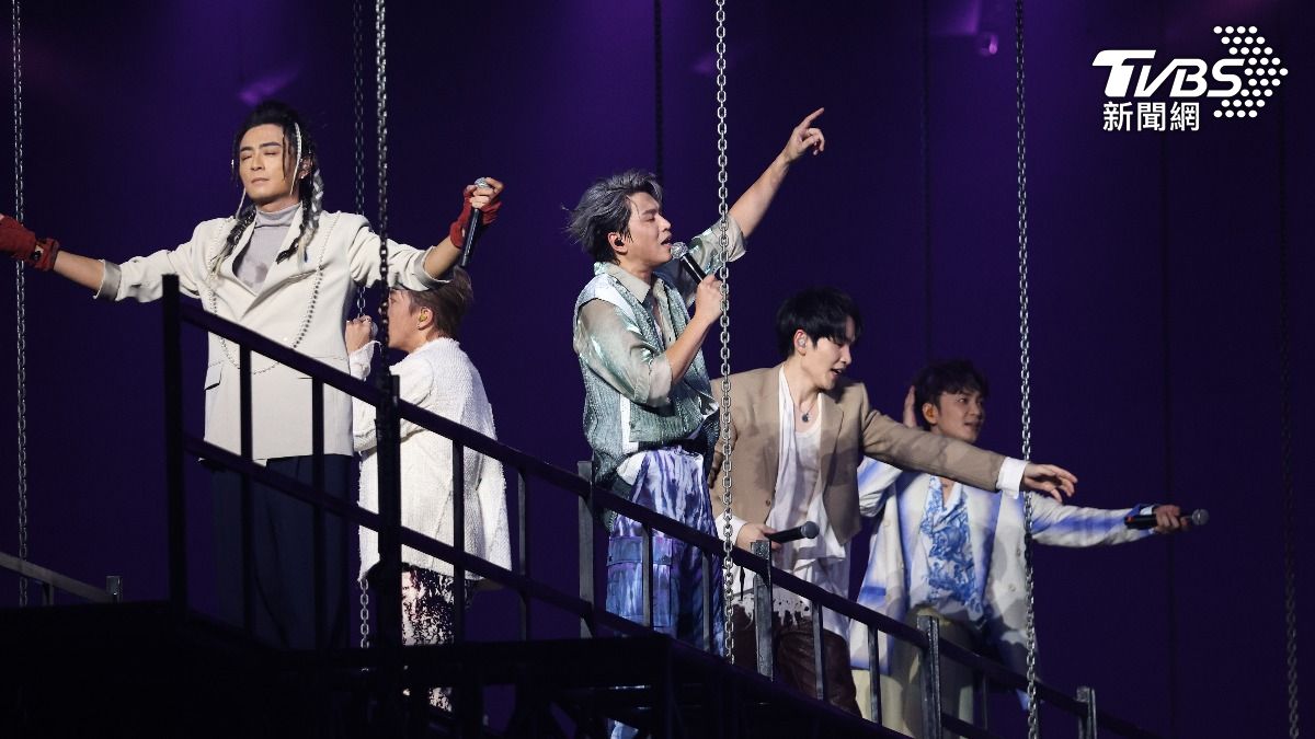 Energy登上高台演唱。