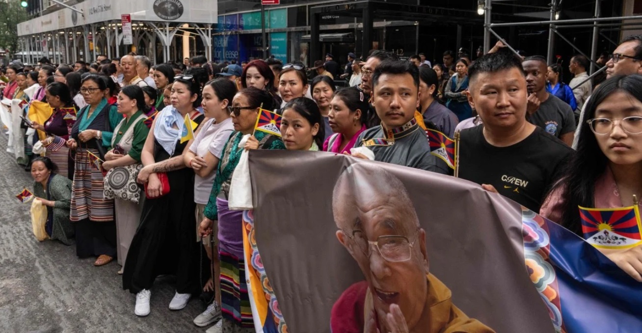 6月23日，纽约民众迎接抵达当地接受膝盖手术的西藏精神领袖达赖喇嘛。