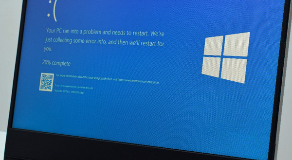 微软30日又大宕机，电脑屏幕出现的蓝色死机画面。