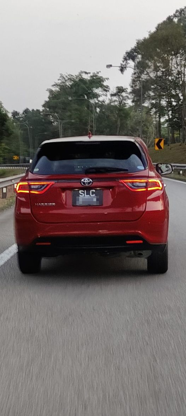 丰田Harrier休旅车司机疑在本地油站添油后，直接驱车跑单。