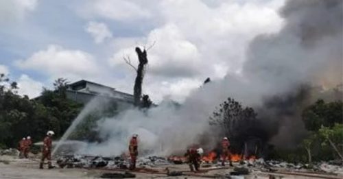 搬迁后留下杂物和木料 修车厂旧址发生大火