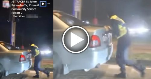 车坏在红绿灯前 女警协助推车获赞