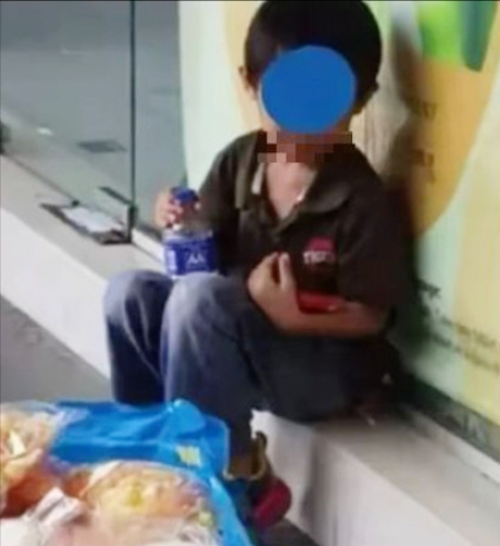 5岁童独留摆摊 父母竟先去吃饭