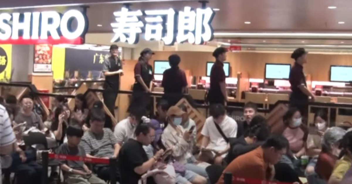 北京寿司郎开幕，最长竟要排队10小时。