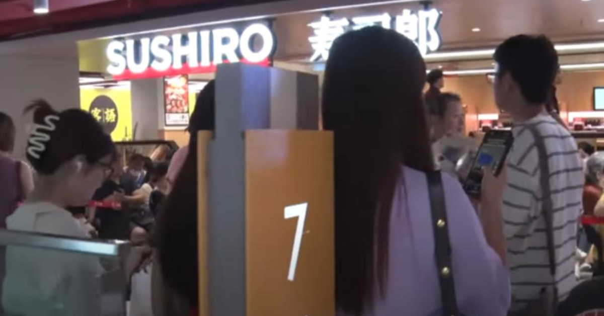 北京寿司郎等待的座位区满了，不少人只能站着等待。