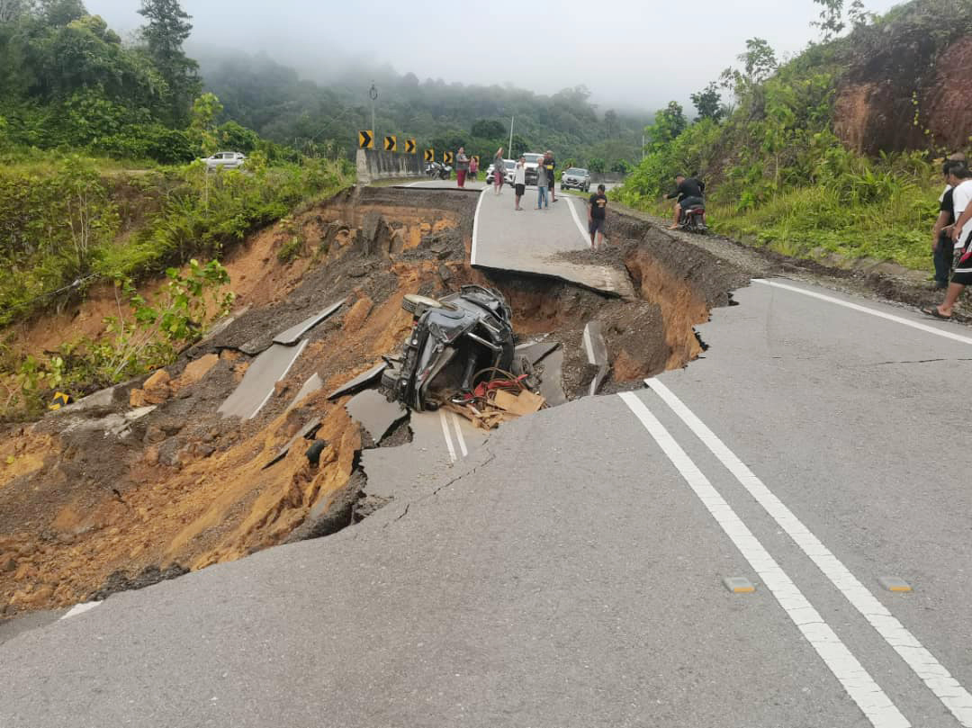 土崩引发道路坍塌 货卡连人带车掉落深坑
