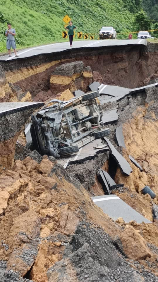 土崩引发道路坍塌 货卡连人带车掉落深坑