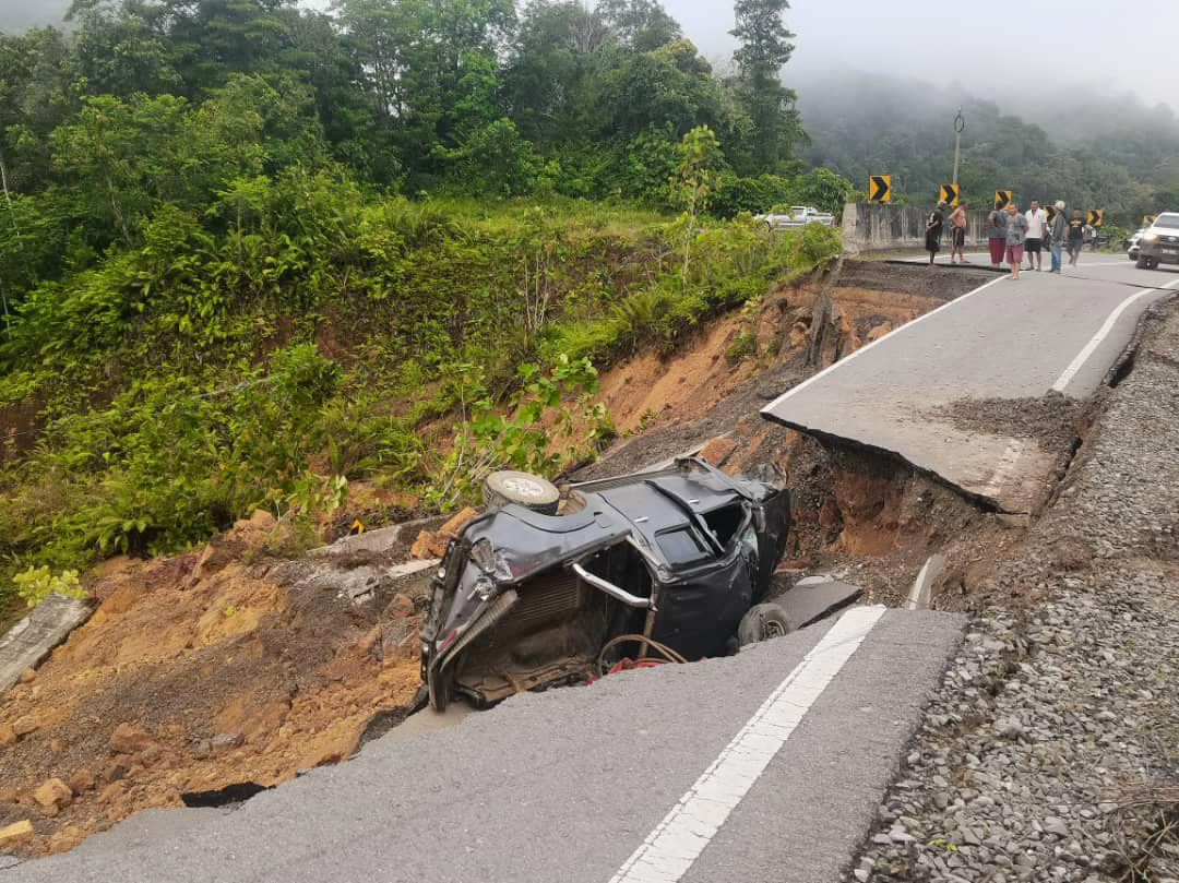 土崩引发道路坍塌 货卡连人带车掉落深坑