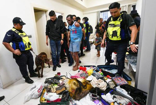 执法单位据情上门突击，逮捕20名包括一对男女孩童的非洲籍男女助查。