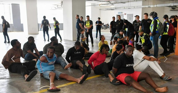 执法单位据情上门突击，逮捕20名包括一对男女孩童的非洲籍男女助查。