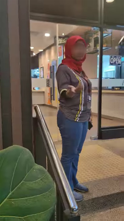 麦当劳店员劝阻民众不要将脚踏车放在店内。