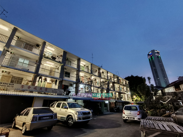 华灯初上,生活公市内呈一片寂静,与白天的车水马龙形成强烈的对比。