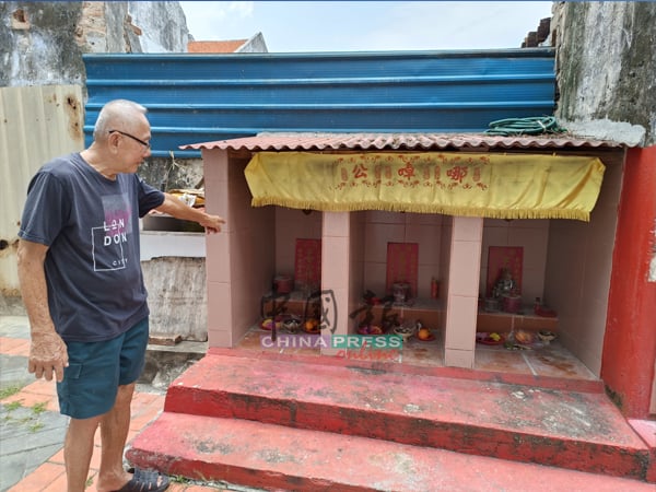 陈容锦说，3个排排坐的神龛皆是私设的拿督公，早前烟筒路有一列店屋被拆除后，屋内的神龛被移至后巷。
