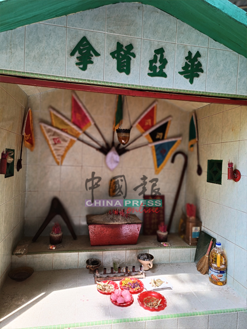 “拿督亚华”生前是无主孤魂，被居民供奉为拿督公。
