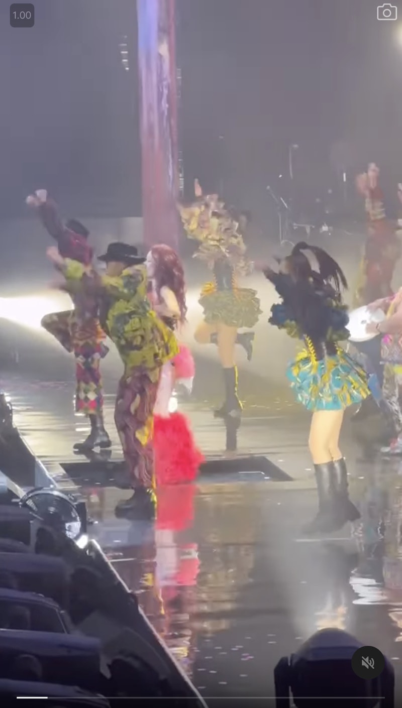 差点发生舞台事故。