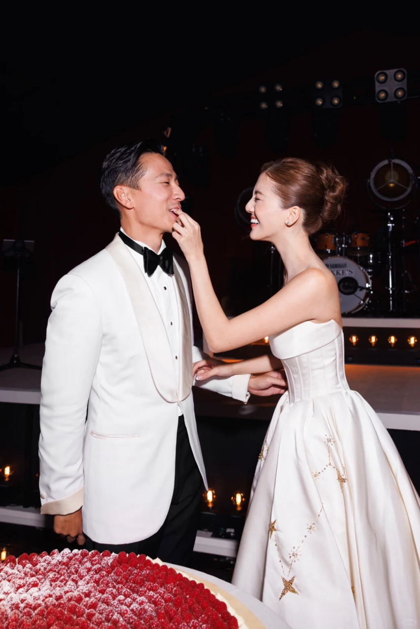 携百亿老公地中海度蜜月 吴千语性感泳衣晒长腿