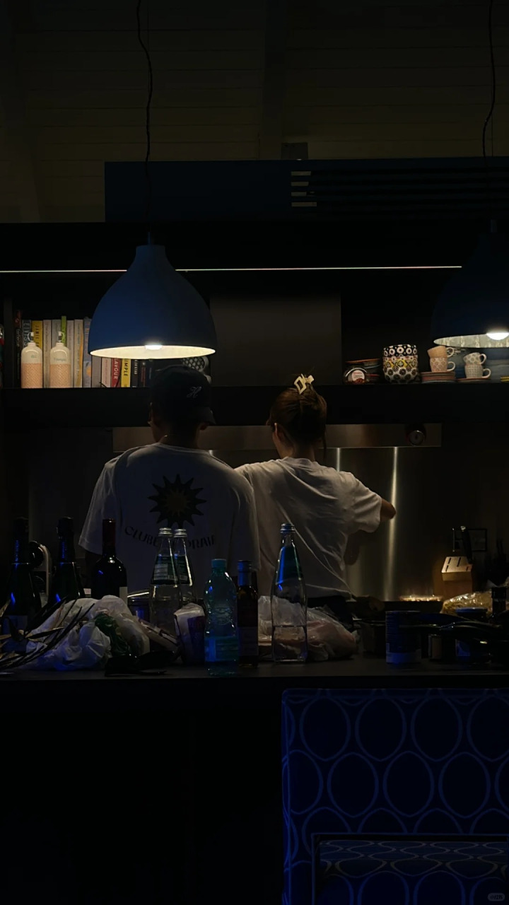 携百亿老公地中海度蜜月 吴千语性感泳衣晒长腿