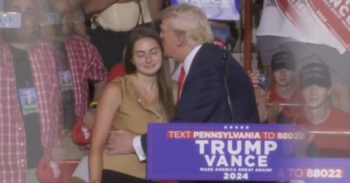 特朗普遭枪击 |“她是电脑天才，救了我！” 特朗普搂腰亲吻