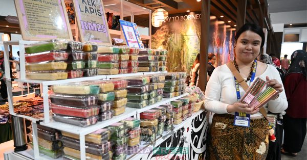 沙巴与砂拉越是本届展会的大马最受欢迎目的地,现场也有售卖当地的美食及手工艺品。