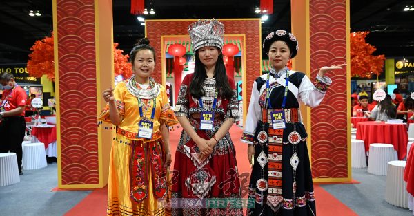 旅行社职员身穿中国民族传统服饰,非常吸睛。