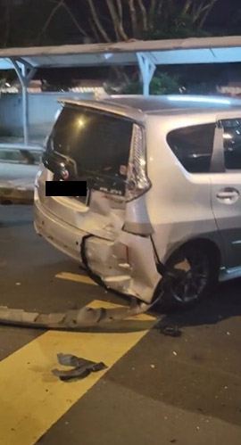 被撞的3车有不同的毁损程度。