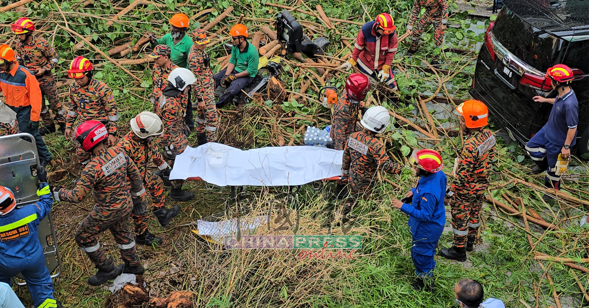 消拯局人员抬出死者尸体，并将运往验尸间做进一步检查。
