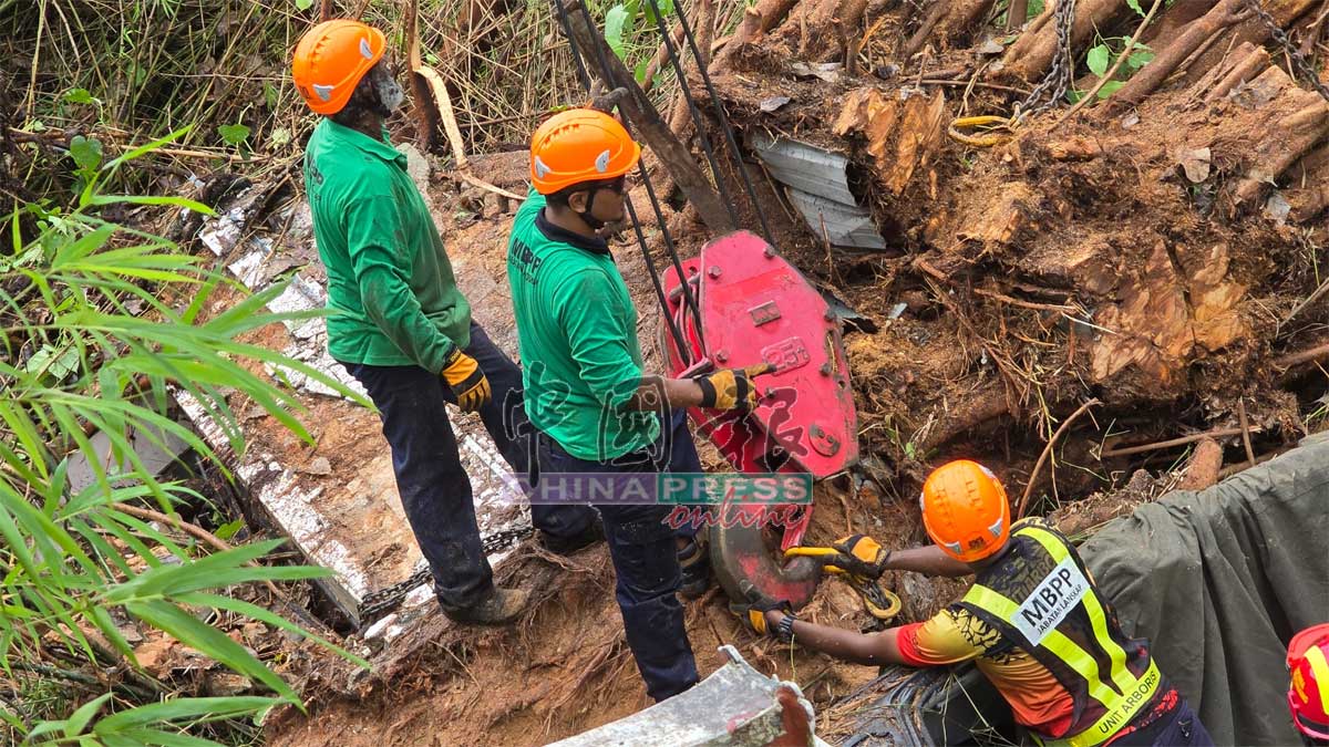 槟岛市政厅人员出动重型机械，加速清理现场速度。
