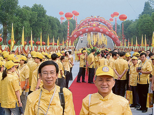 陈再藩（左）与陈徽崇共创的二十四节令鼓，2009年更被列入马来西亚非文化物质遗产。