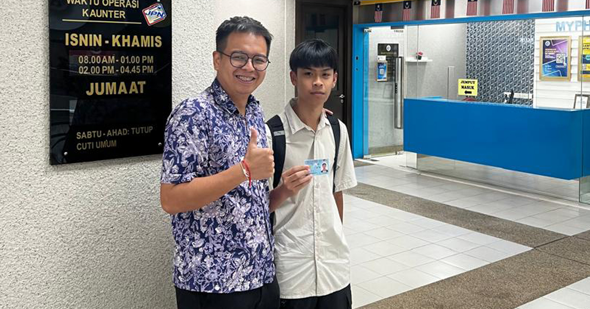 王俊伟(左)陪同李益凡(右)到布城国民登记局领取大马卡。