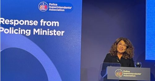 口沫横飞谈打击犯罪 英警务部长 钱包被偷