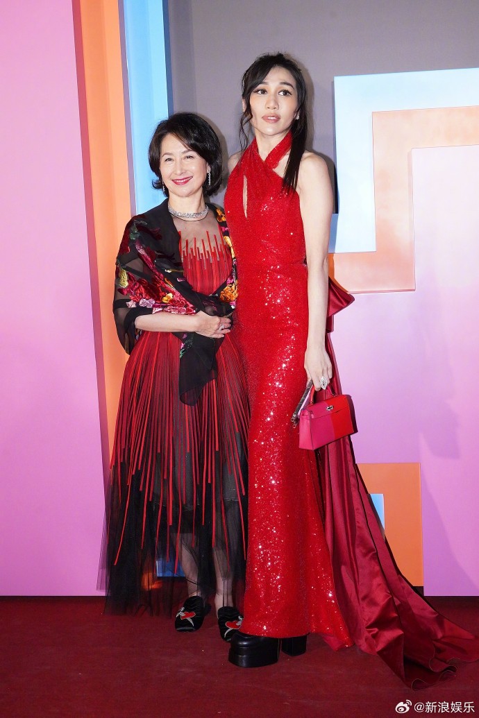 昔怀孕肿成巨型气球 赌王千金双颊凹陷暴瘦