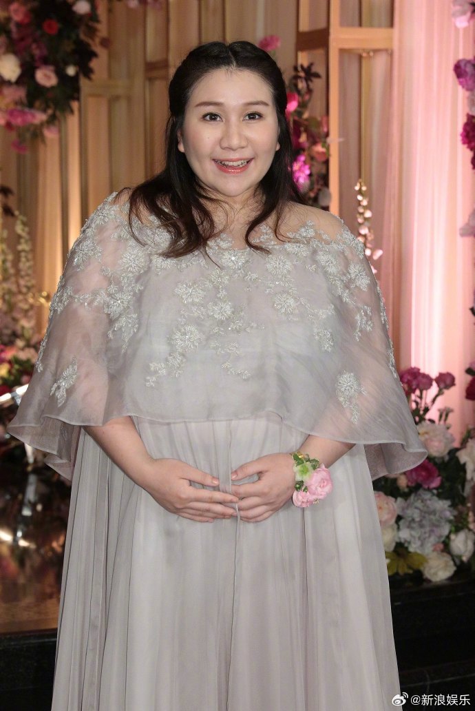 何超盈体重一度飙到超过80公斤。