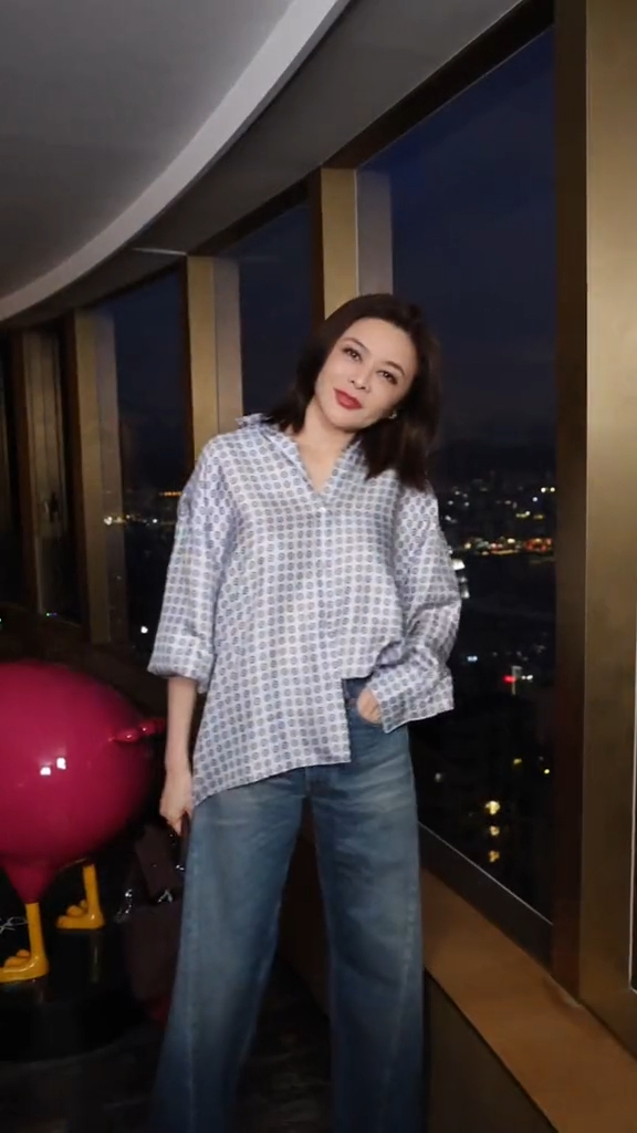 关之琳不时在豪宅内拍抖音片。