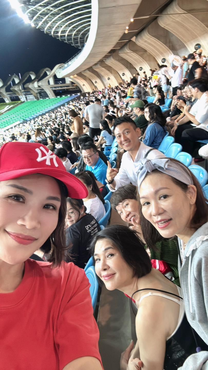 蒋雅淇和张清芳去看火星人的演唱会。