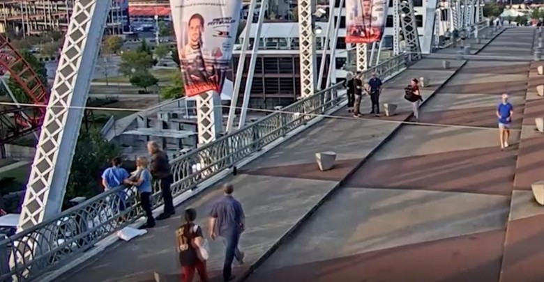 拍MV巧遇女子企图跳桥 邦乔飞劝阻成功