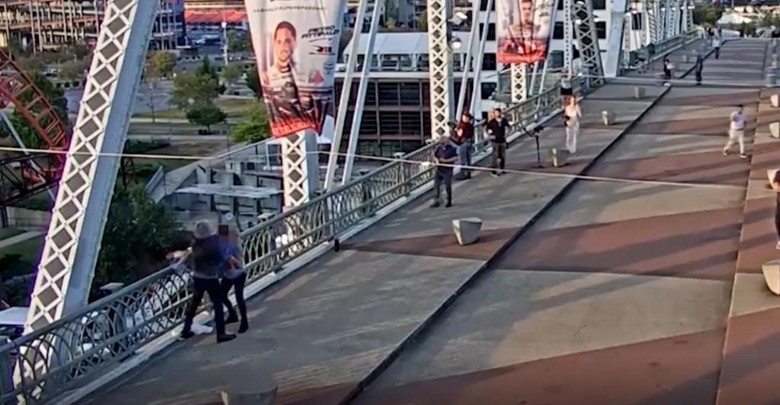 另一途人加入。