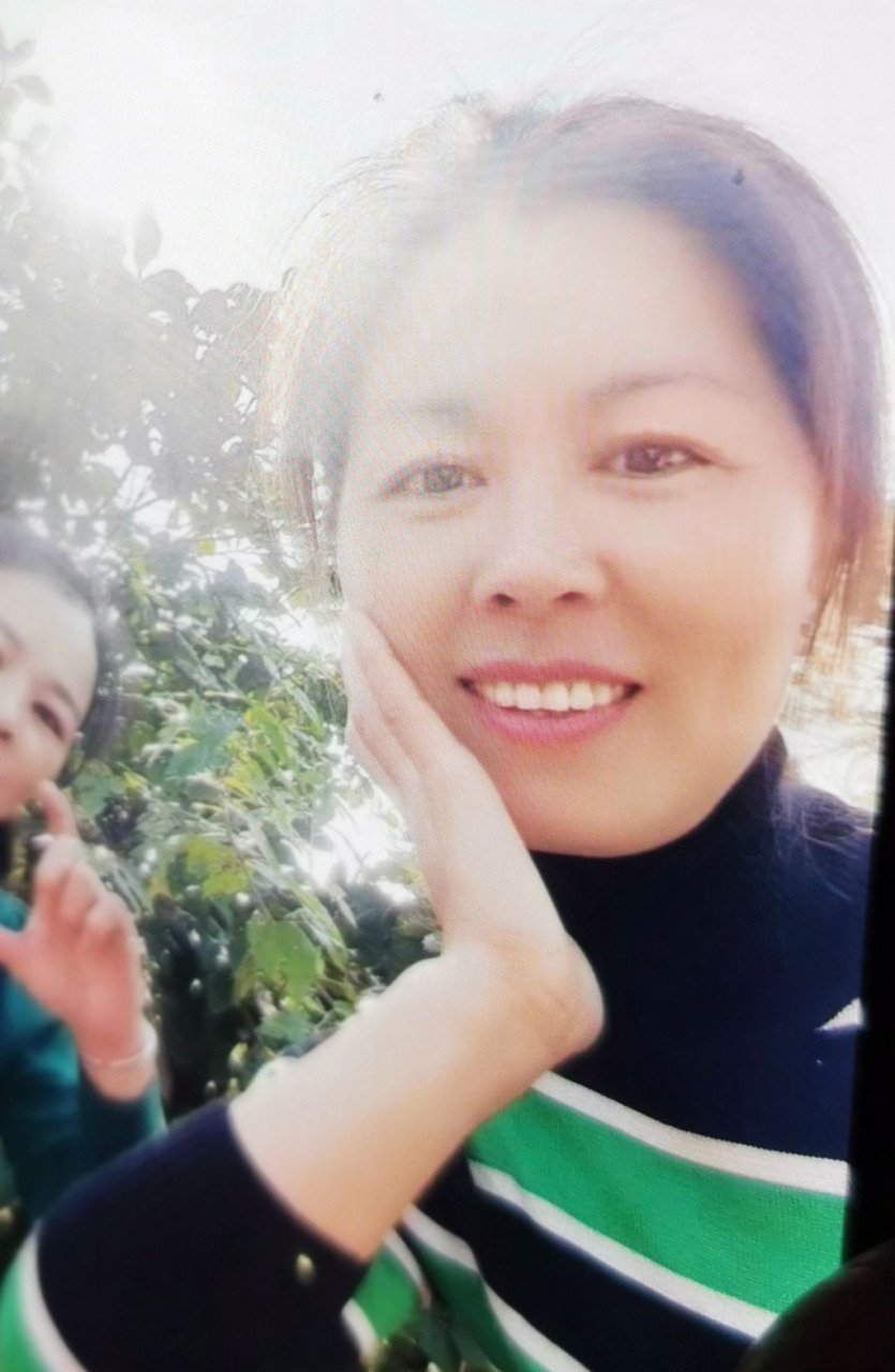 Mary打扮朴素不浮夸,笑容亲切。