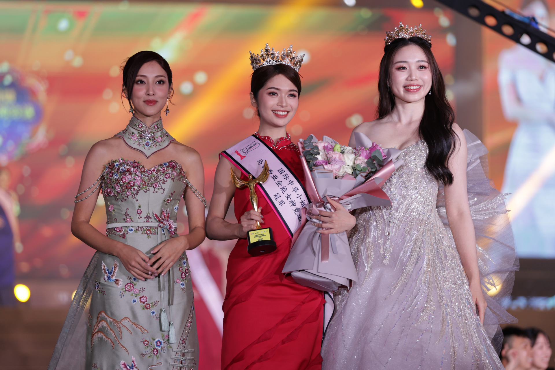 陈凯琳（左）与《国际中华小姐暨马来西亚全能女神竞选 2023》冠军陈美洁（右）颁奖给冠军温于婷。