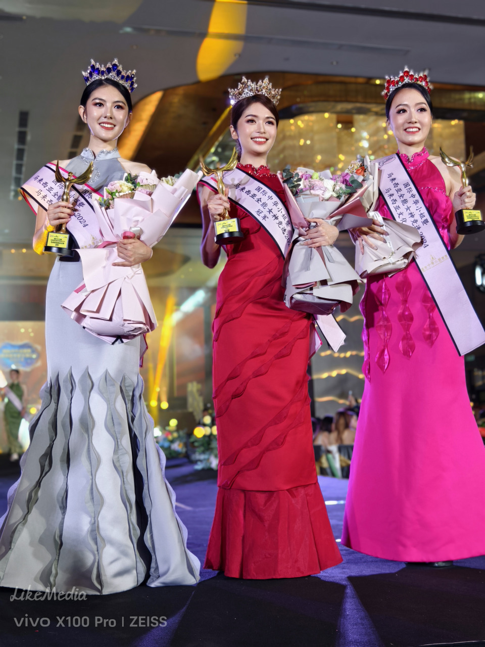 《国际中华小姐暨马来西亚全能女神竞选 2024》三甲得主，亚军陈玟蒽（左）、冠军温于婷（中）、季军汤旻晏。