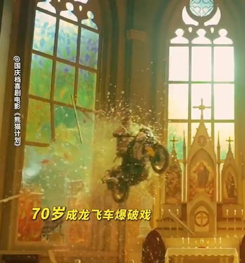 成龙亲自上阵拍摄飞车戏。